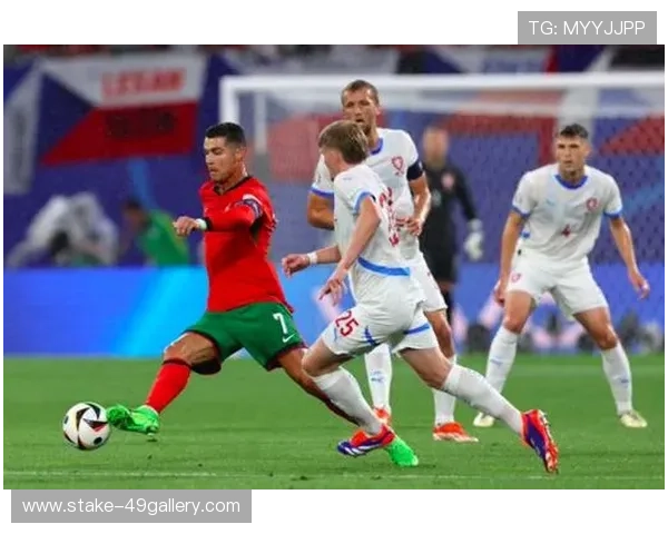 足球巨星同场竞技激情对决展现球场巅峰技艺与团队默契合作